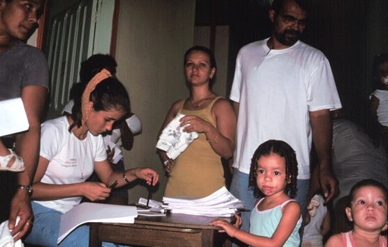 Recepção das mães e crianças que serão submetidas a exame físico e exames laboratoriais